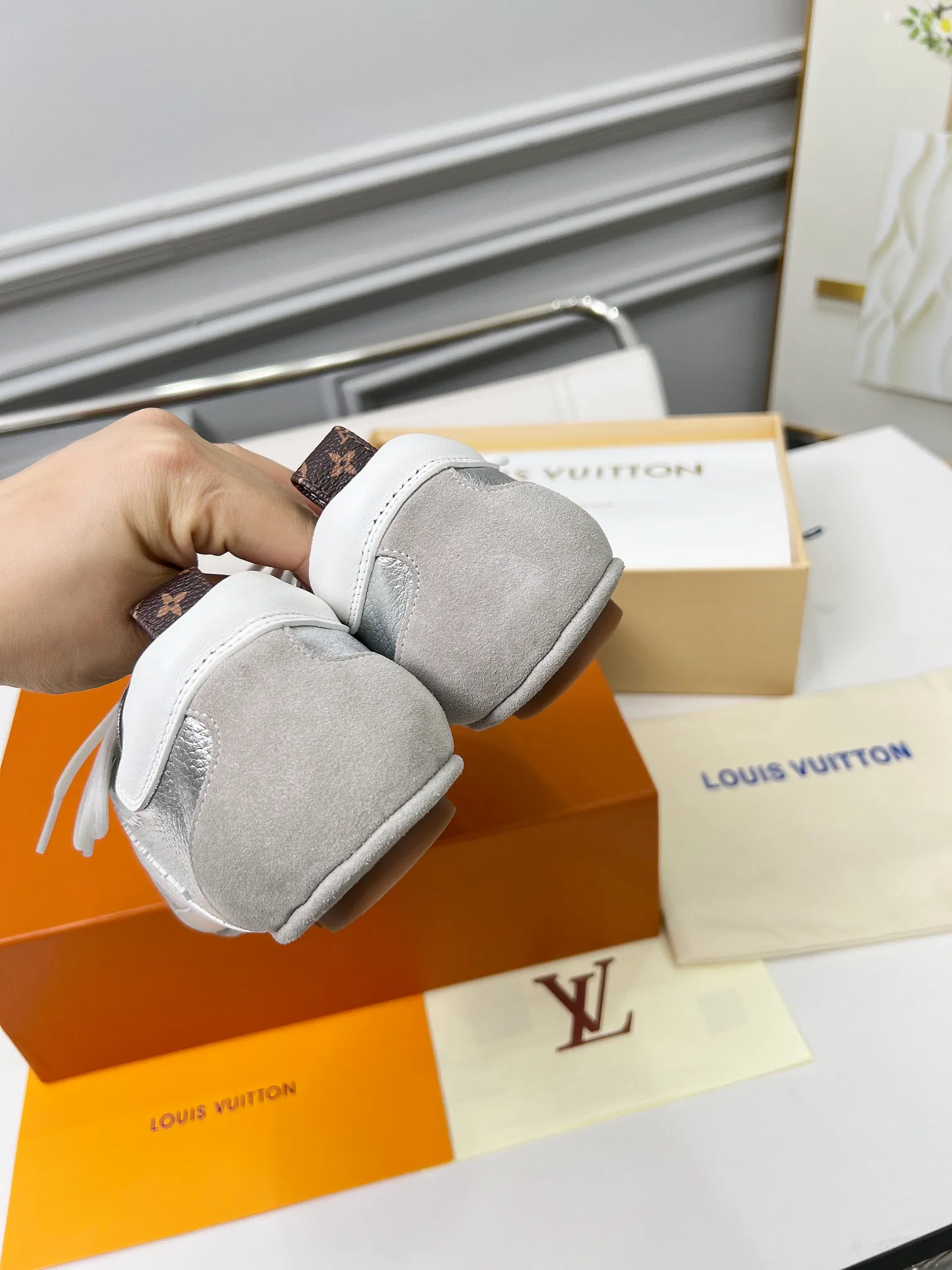 👟👟Ex-factory price 600👟👟 LV Sneakerina ballet-style sneakers are made of soft sheepskin and suede cow leather trimmings, and Monogram canvas is used to write the LV letters on the side, combining the light structure of ballet shoes with the comfortable texture of sneakers. Sacchetto craftsmanship and an injection-molded outsole complete the package, allowing for flexibility in a variety of looks. Code number: 35~41, colors are being updated...